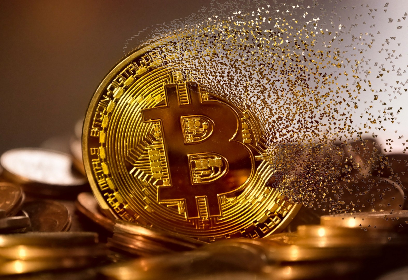  Kurs Bitcoina (najbardziej znanej i najcenniejszej cyfrowej waluty) spadł o około 2%